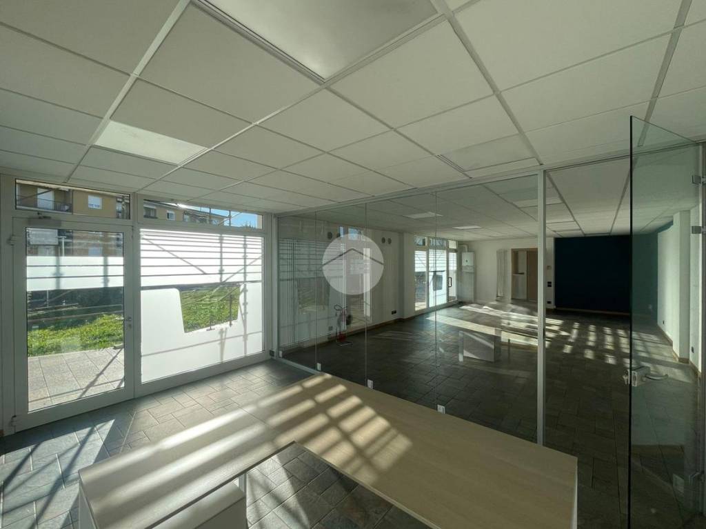 negozio in vendita ad Albano Sant'Alessandro