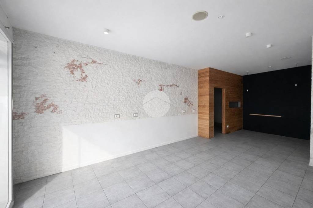 negozio in vendita ad Albano Sant'Alessandro