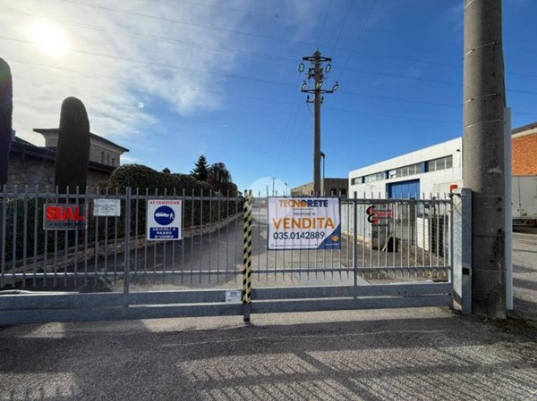 negozio in vendita ad Albano Sant'Alessandro