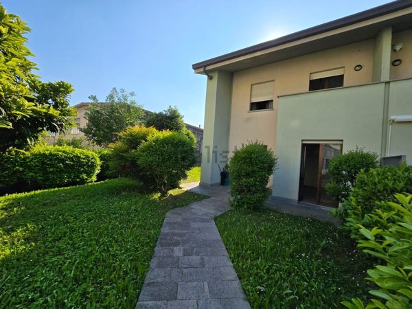 casa indipendente in vendita ad Albano Sant'Alessandro