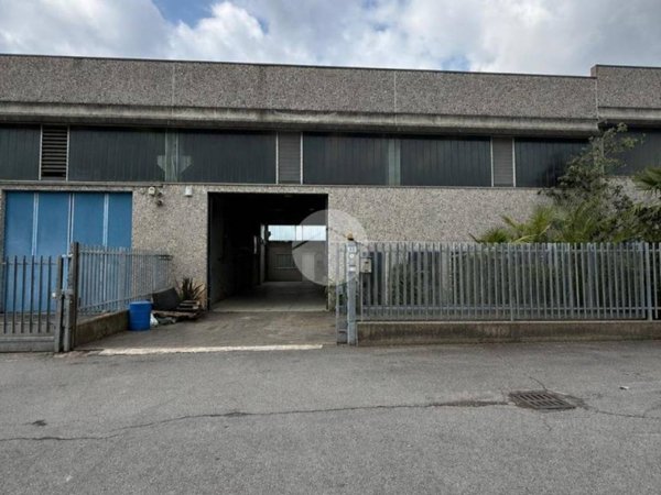 locale commerciale in vendita ad Albano Sant'Alessandro