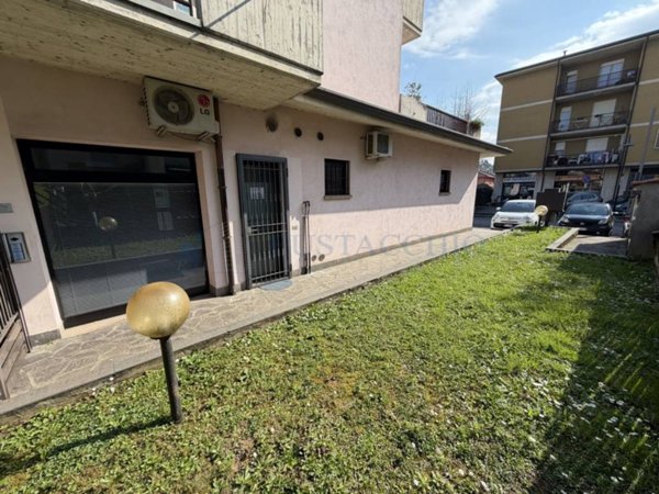negozio in vendita ad Albano Sant'Alessandro