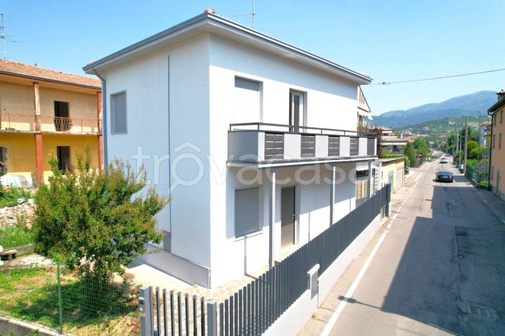 casa indipendente in vendita ad Albano Sant'Alessandro