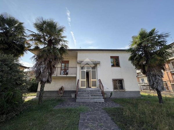 casa indipendente in vendita ad Albano Sant'Alessandro
