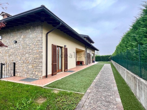 casa indipendente in vendita ad Albano Sant'Alessandro