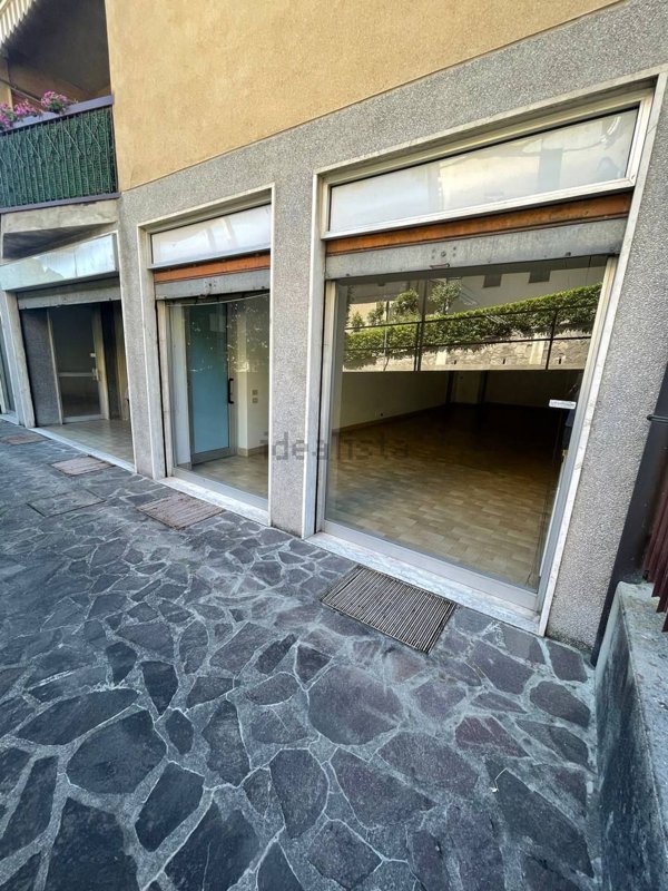 locale commerciale in vendita ad Albino