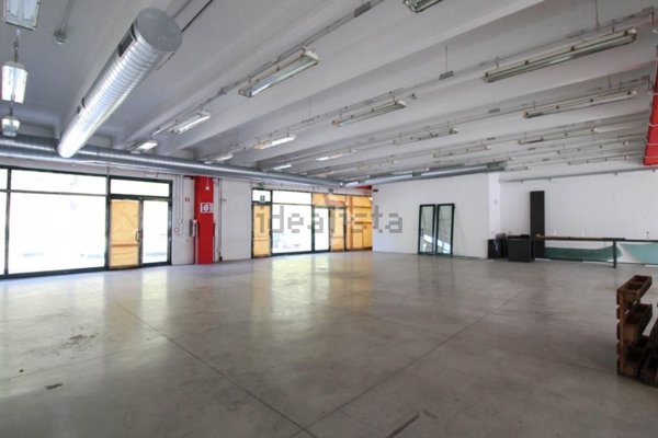 locale commerciale in vendita ad Albino