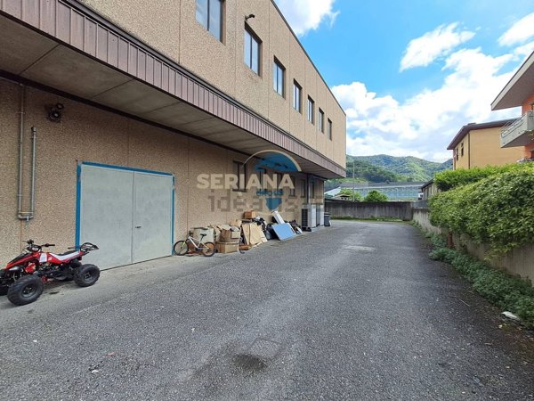 locale commerciale in vendita ad Albino