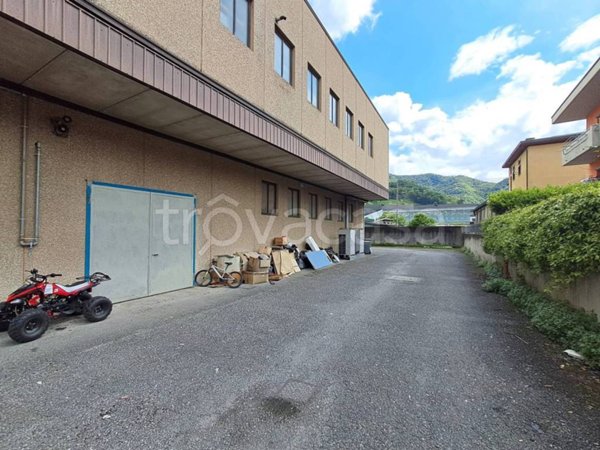 locale commerciale in vendita ad Albino