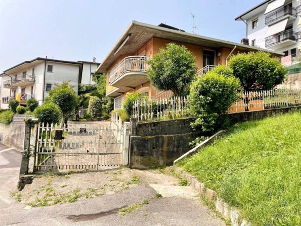 casa indipendente in vendita ad Albino