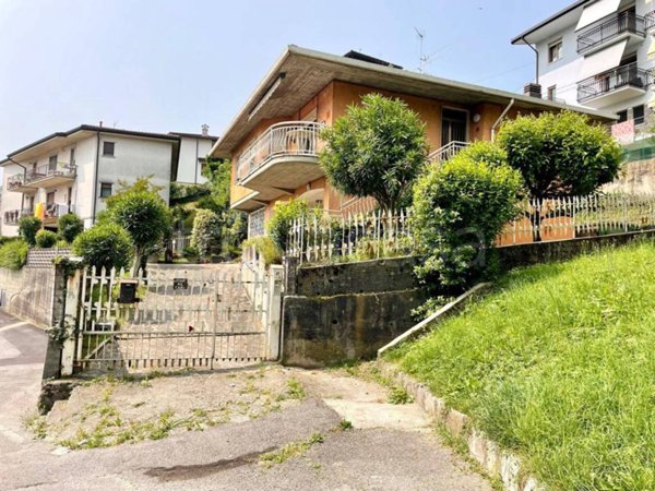 casa indipendente in vendita ad Albino