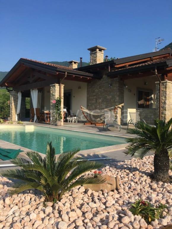 casa indipendente in vendita ad Albino