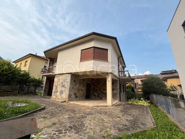 casa indipendente in vendita ad Albino