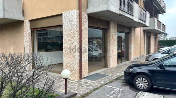 locale commerciale in vendita ad Albino