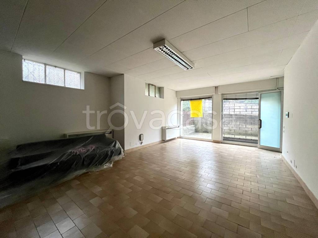 negozio in vendita ad Albino