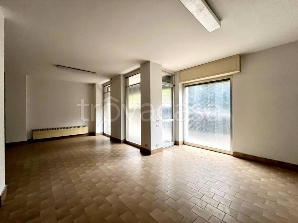 negozio in vendita ad Albino