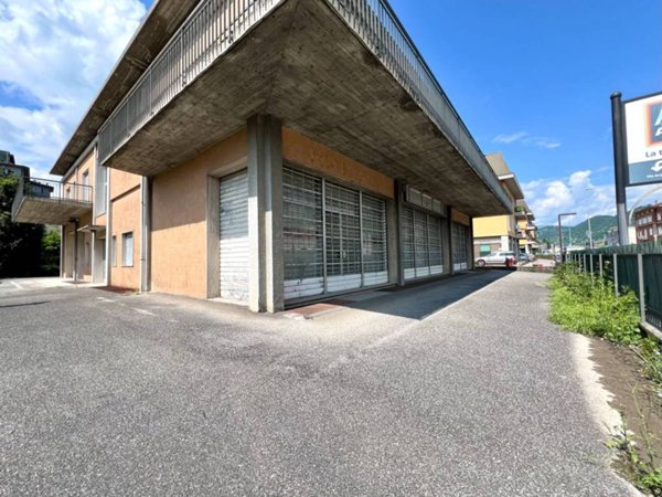locale commerciale in vendita ad Albino