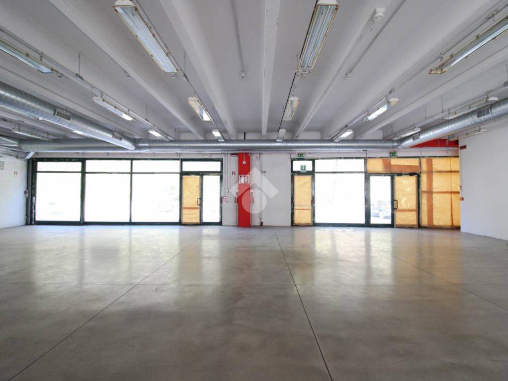 negozio in vendita ad Albino