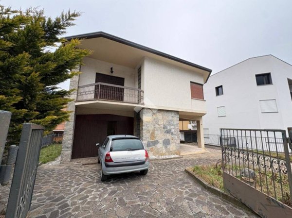 casa indipendente in vendita ad Albino