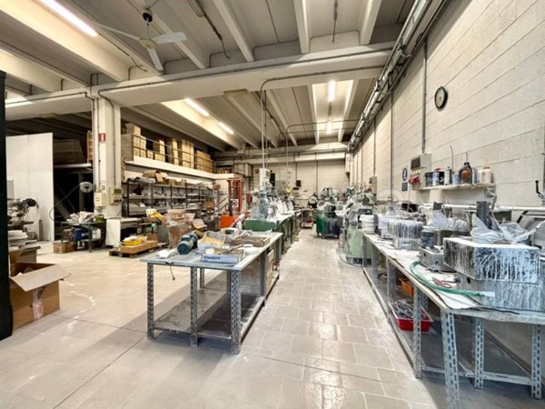 locale commerciale in vendita ad Albino