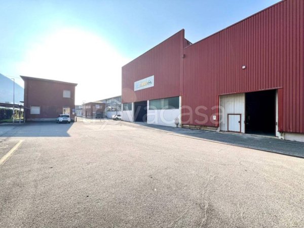 locale commerciale in vendita ad Albino