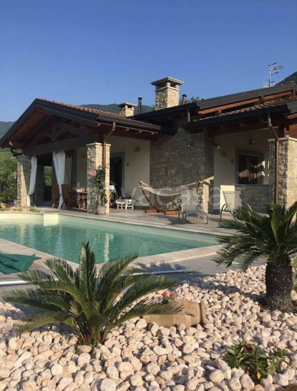 casa indipendente in vendita ad Albino