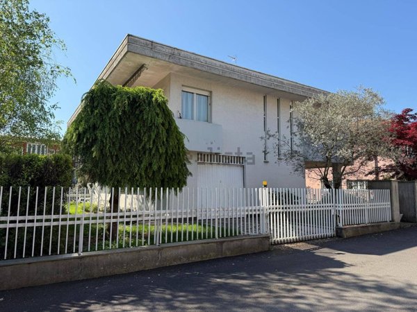 casa indipendente in vendita ad Albino