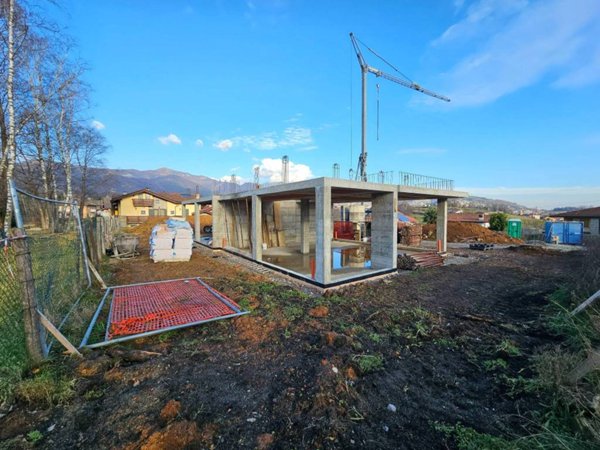 casa indipendente in vendita ad Almè