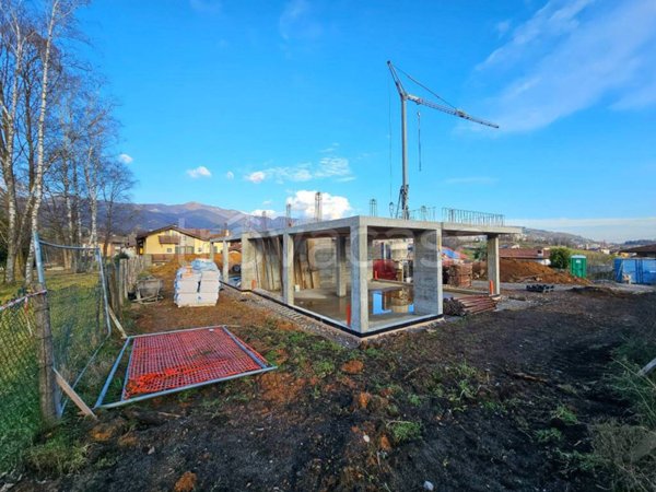 casa indipendente in vendita ad Almè