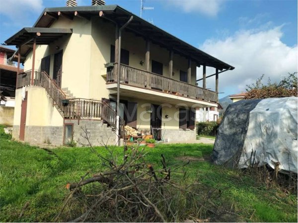casa indipendente in vendita ad Almè