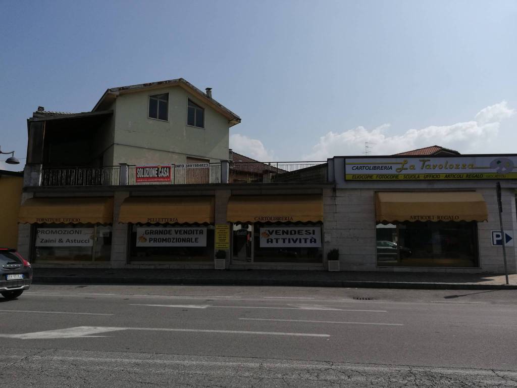 negozio in vendita ad Almè