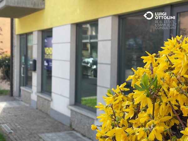 locale commerciale in vendita ad Almè