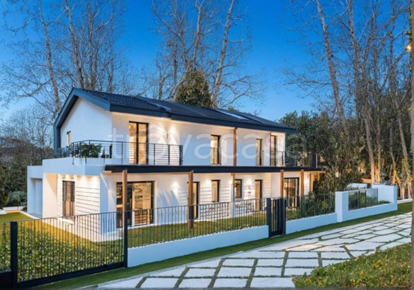 casa indipendente in vendita ad Almè