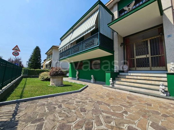 casa indipendente in vendita ad Almè