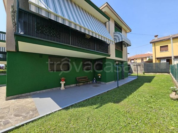 casa indipendente in vendita ad Almè