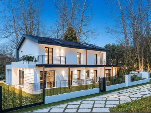 casa indipendente in vendita ad Almè