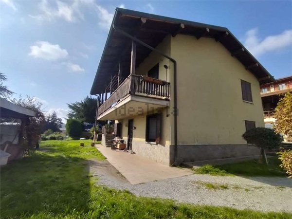 casa indipendente in vendita ad Almè