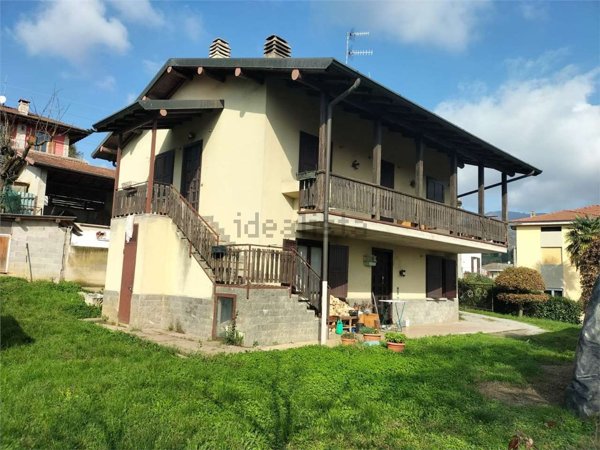 casa indipendente in vendita ad Almè