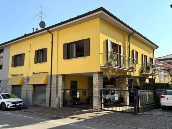 casa indipendente in vendita ad Almè