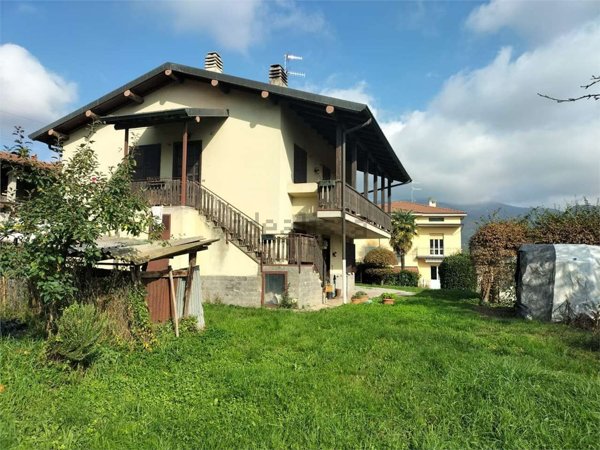 casa indipendente in vendita ad Almè