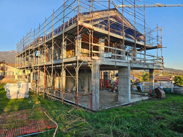 casa indipendente in vendita ad Almè