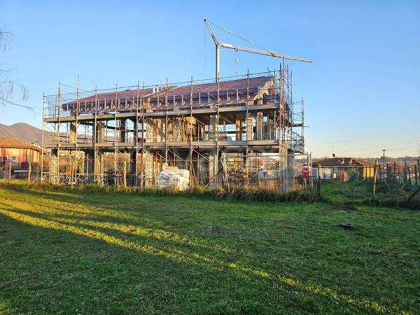 casa indipendente in vendita ad Almè