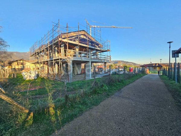 casa indipendente in vendita ad Almè