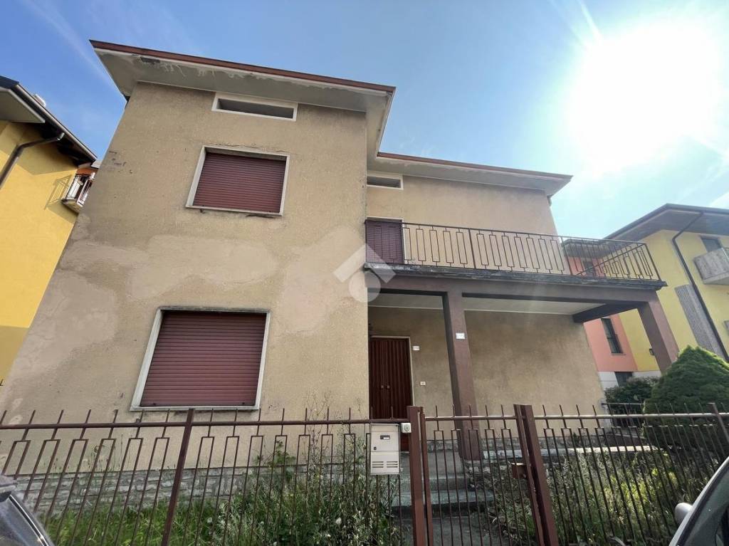 casa indipendente in vendita ad Almè