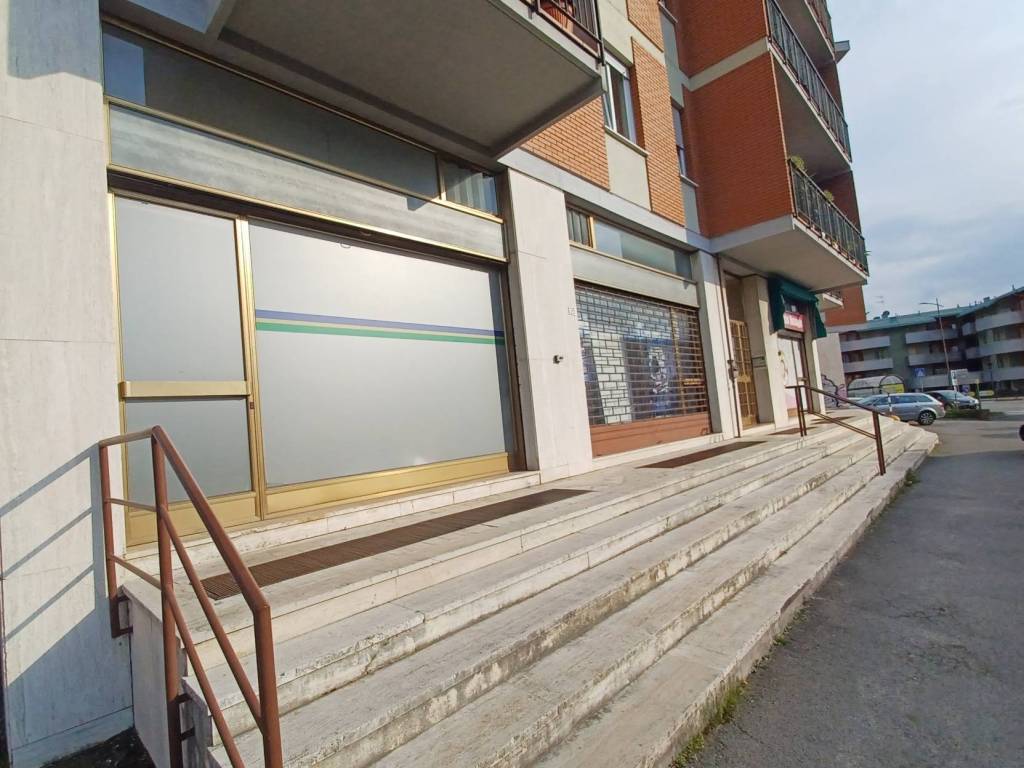 negozio in vendita ad Almè