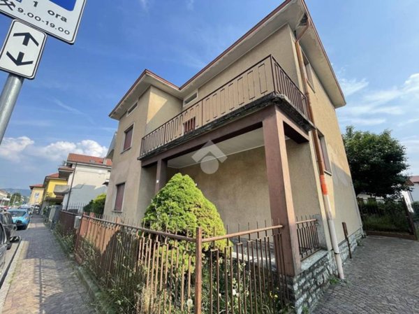 casa indipendente in vendita ad Almè