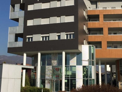 negozio in vendita ad Almè