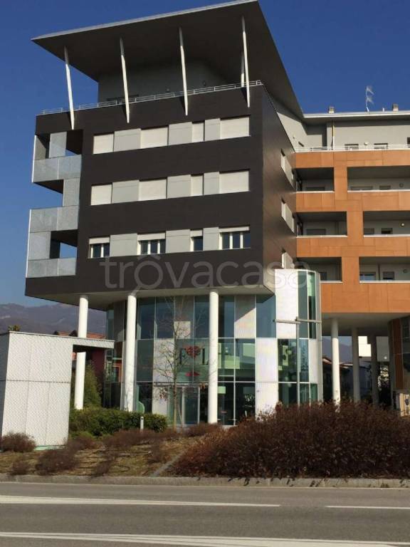 negozio in vendita ad Almè