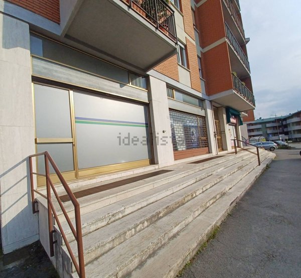 locale commerciale in vendita ad Almè
