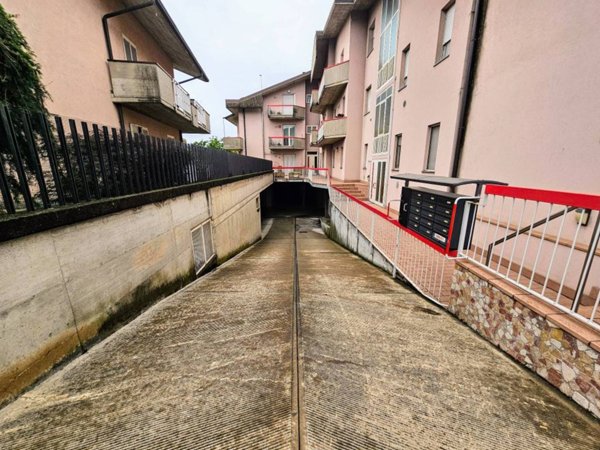 locale commerciale in vendita ad Almè